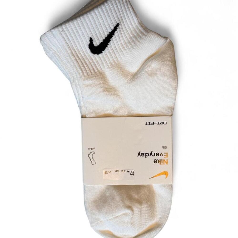 Nike Everyday Dri-Fit white socks 3 pack size Medium brand new with tags.